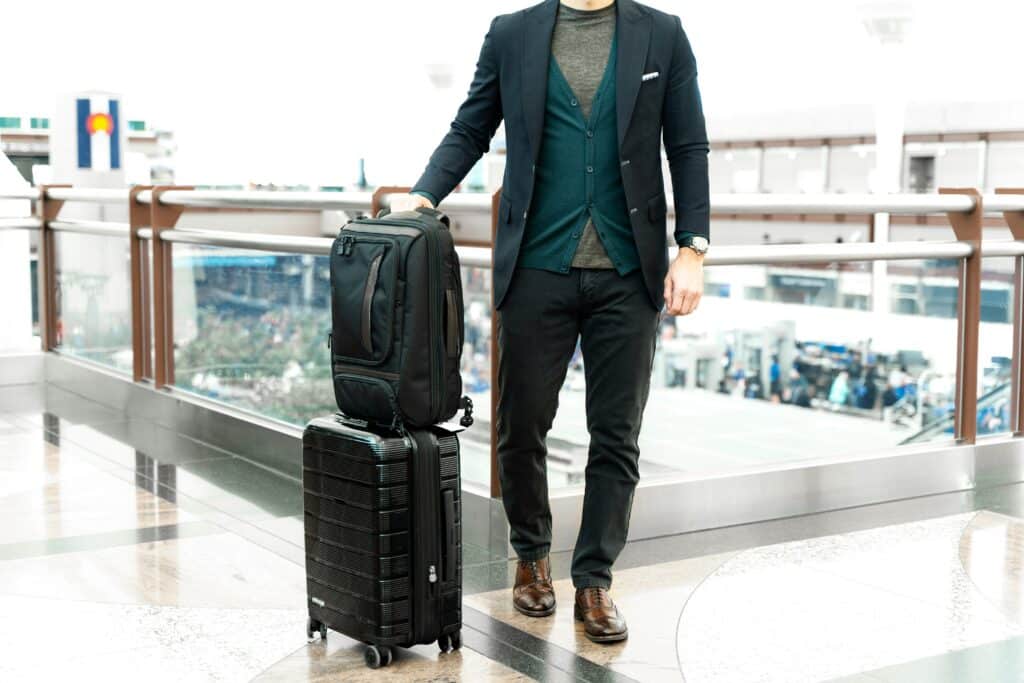 <a href="https://ru.freepik.com/free-photo/high-angle-traveler-with-suitcase_94576963.htm">Изображение от freepik</a> Электробритва и триммер в самолете: можно ли перевозить в ручной клади