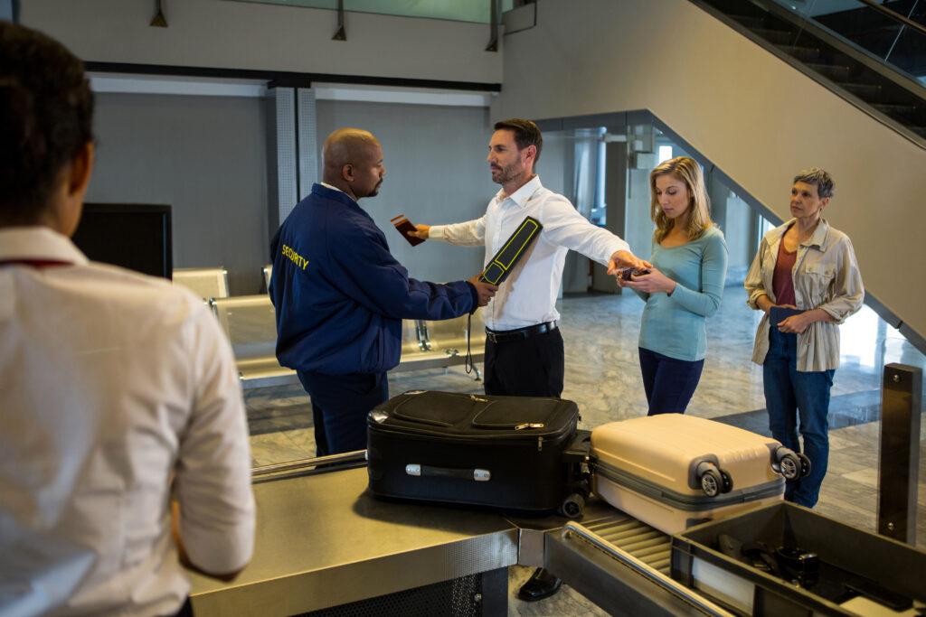 <a href="https://ru.freepik.com/free-photo/security-guard-frisk-passengers-standing-queue_9598598.htm">Изображение от wavebreakmedia_micro на Freepik</a> Электробритва и триммер в самолете: можно ли перевозить в ручной клади
